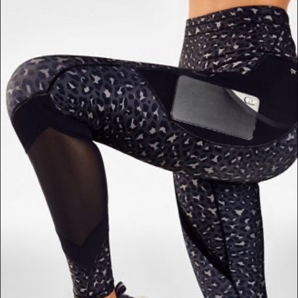 Fabletics High Waisted Leopard Ultracool Leggings - Picture 3 of 16